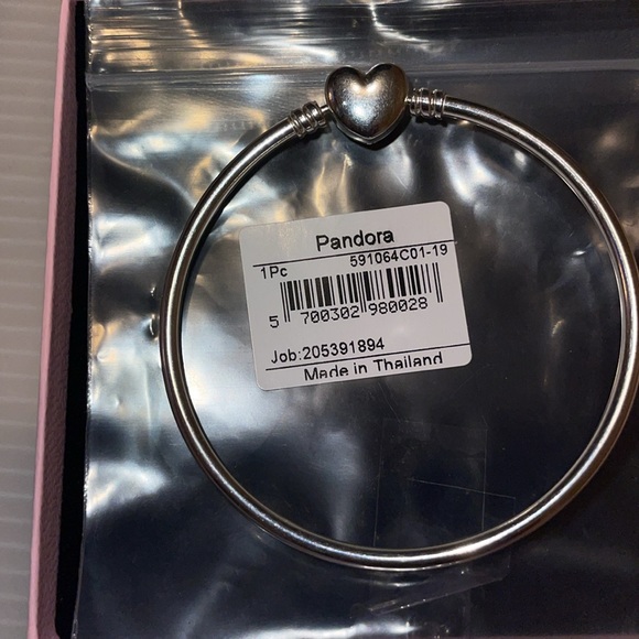 Brand New Pandora Moments Bracelet with A Bejeweled Heart Shaped Clasp - Picture 3 of 6